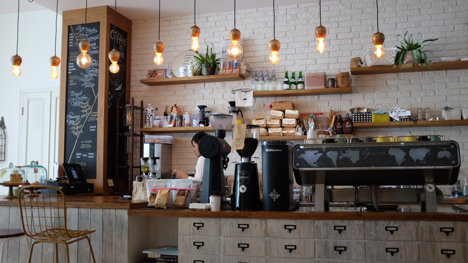Không gian quán cafe hiện đại với website hiển thị trên máy tính bảng
