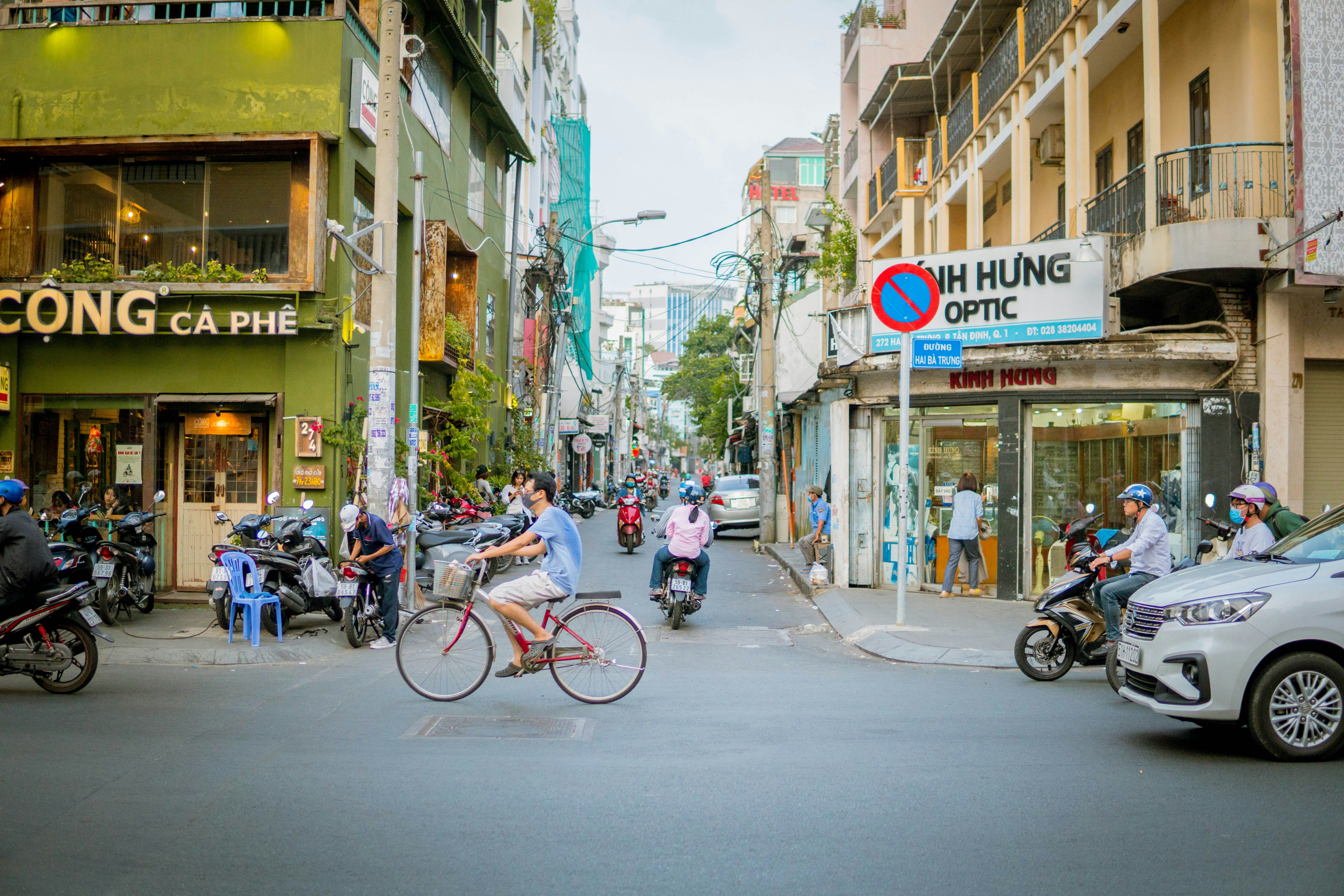 Giao diện phân tích dữ liệu SEO tự động trên màn hình máy tính