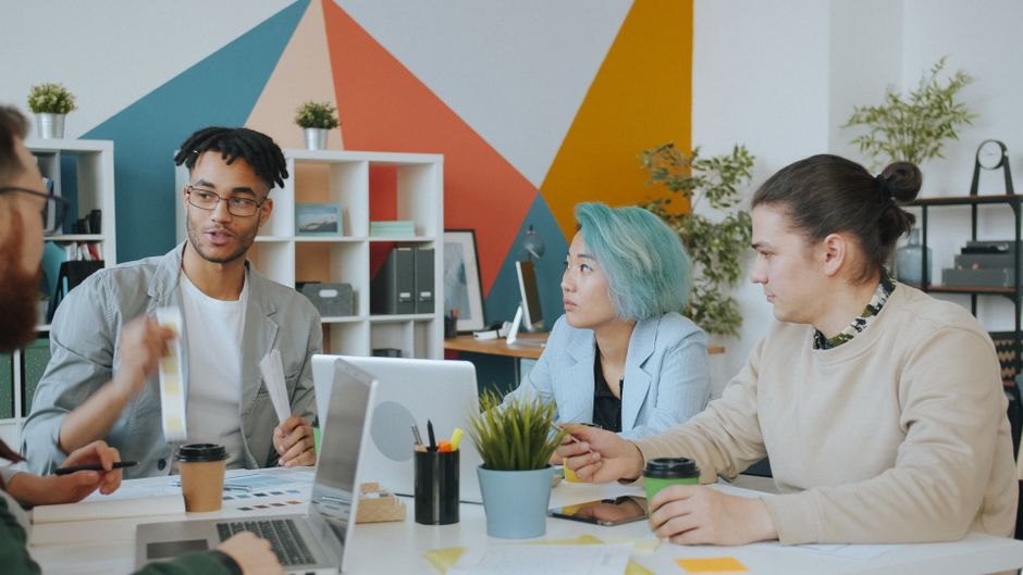 Chủ doanh nghiệp nhỏ đang cân nhắc giữa việc tự làm web và thuê ngoài