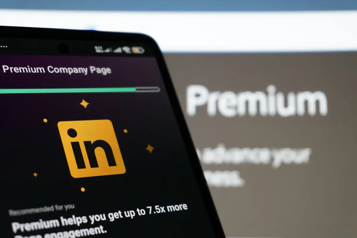 Bảo vệ thương hiệu số: Lợi ích của việc sở hữu website chính chủ so với phụ thuộc hoàn toàn vào sàn TMĐT