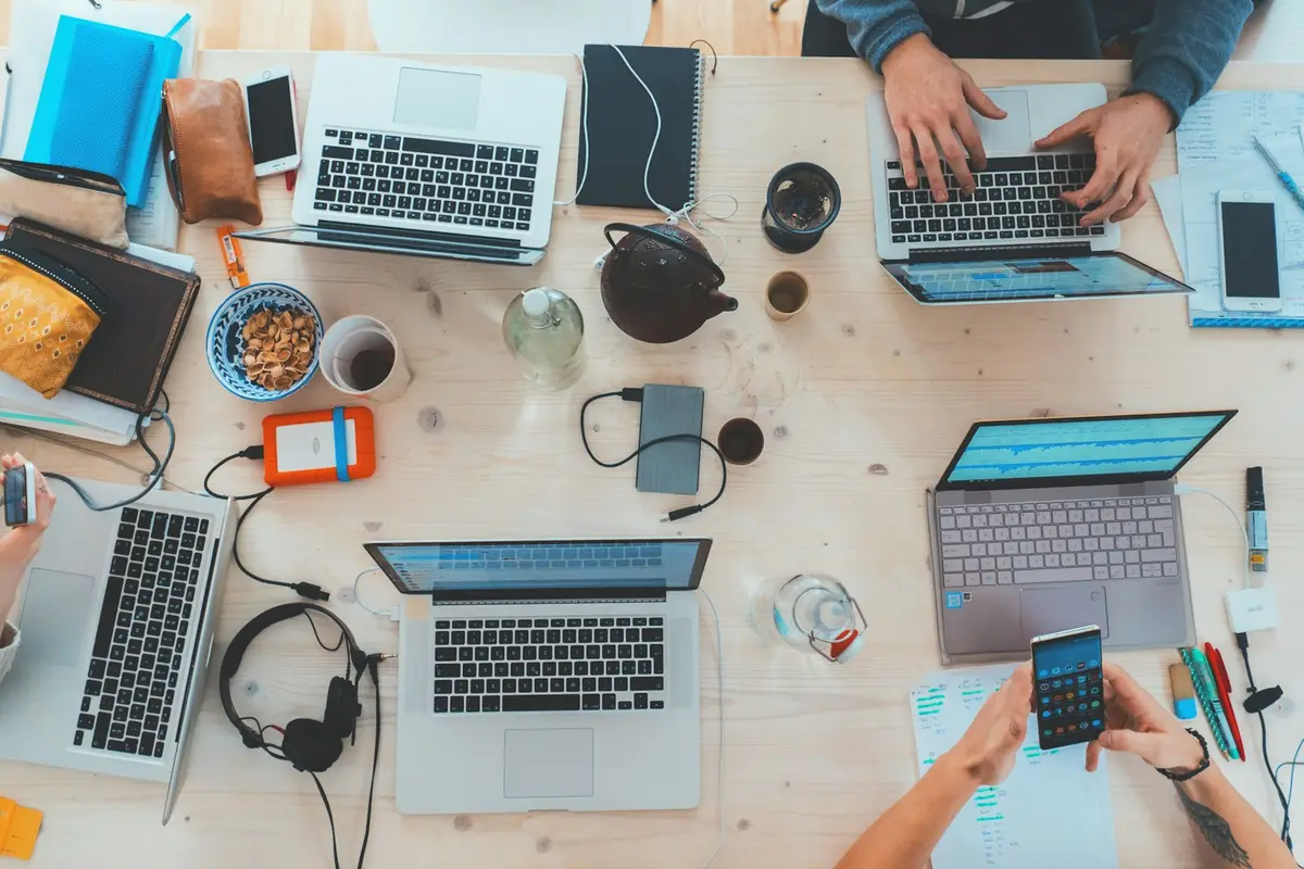 Website AI là gì và tại sao doanh nghiệp nhỏ cần chuyển đổi số ngay?